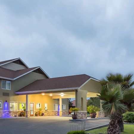 Super 8 By Wyndham Fortuna Exterior photo