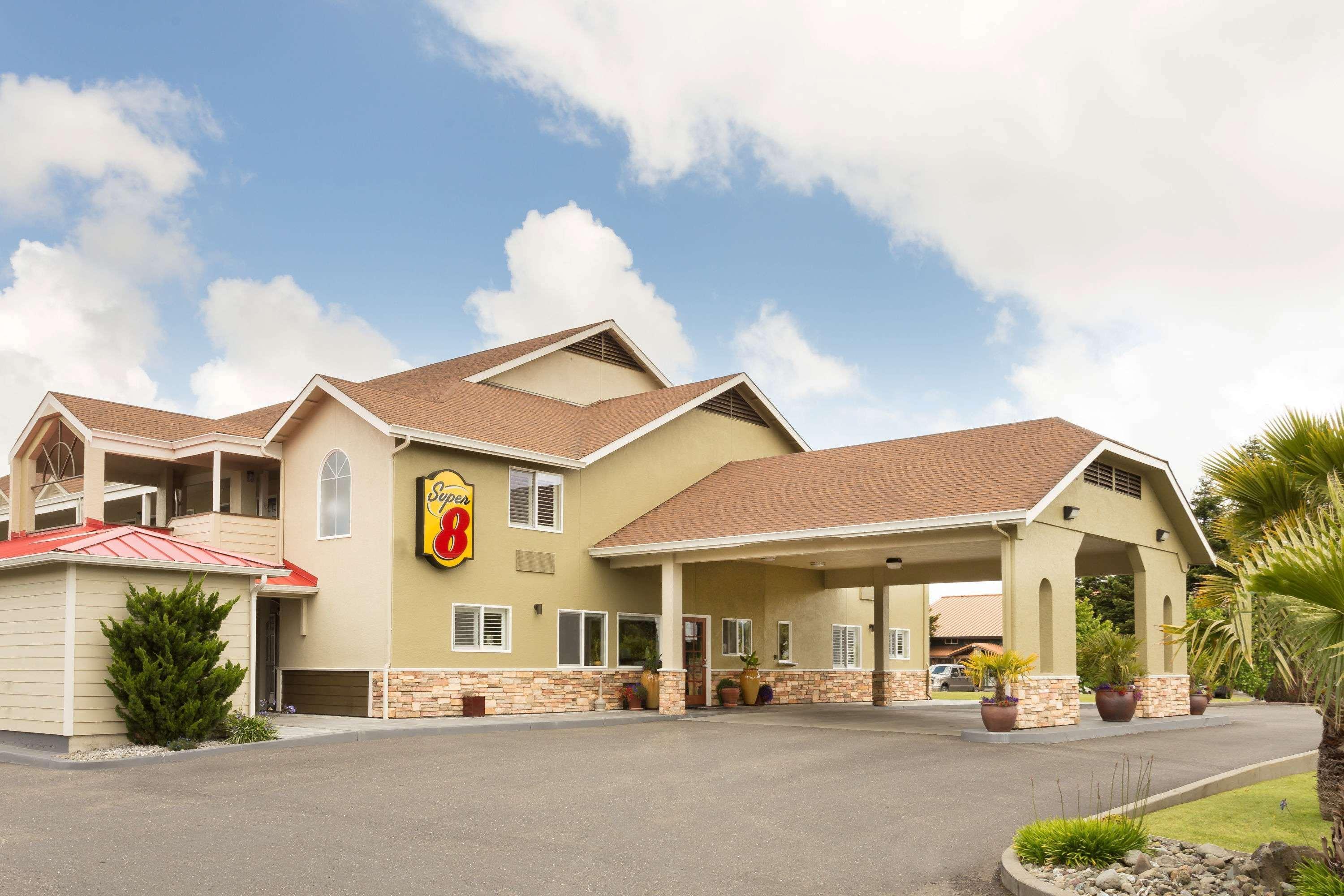 Super 8 By Wyndham Fortuna Exterior photo