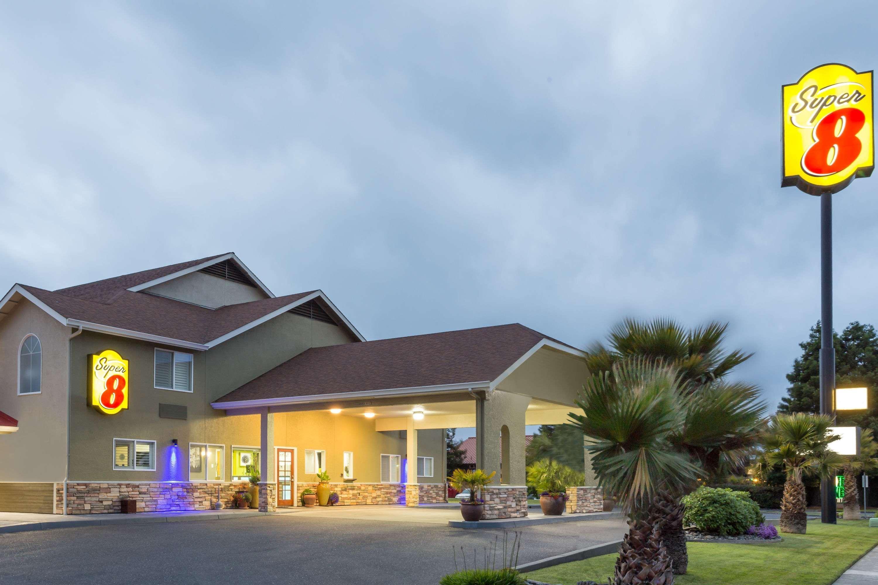 Super 8 By Wyndham Fortuna Exterior photo