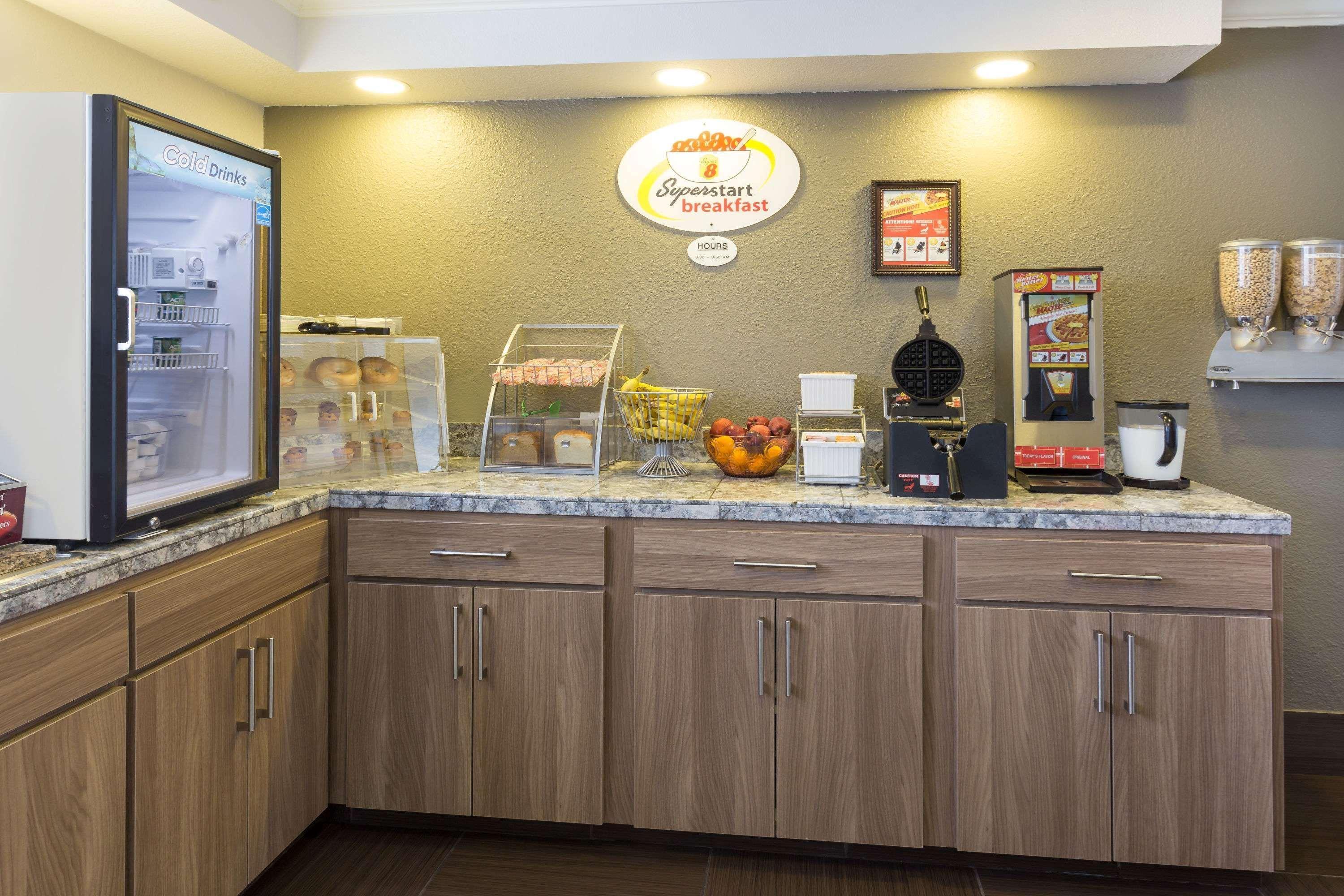 Super 8 By Wyndham Fortuna Exterior photo