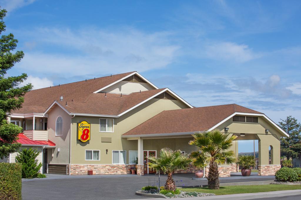 Super 8 By Wyndham Fortuna Exterior photo