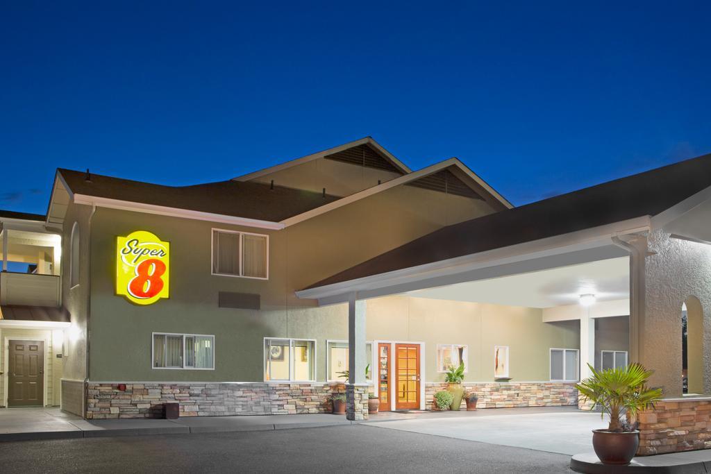 Super 8 By Wyndham Fortuna Exterior photo