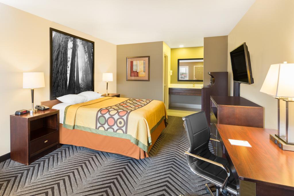 Super 8 By Wyndham Fortuna Exterior photo