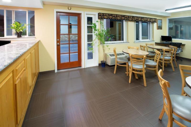 Super 8 By Wyndham Fortuna Exterior photo