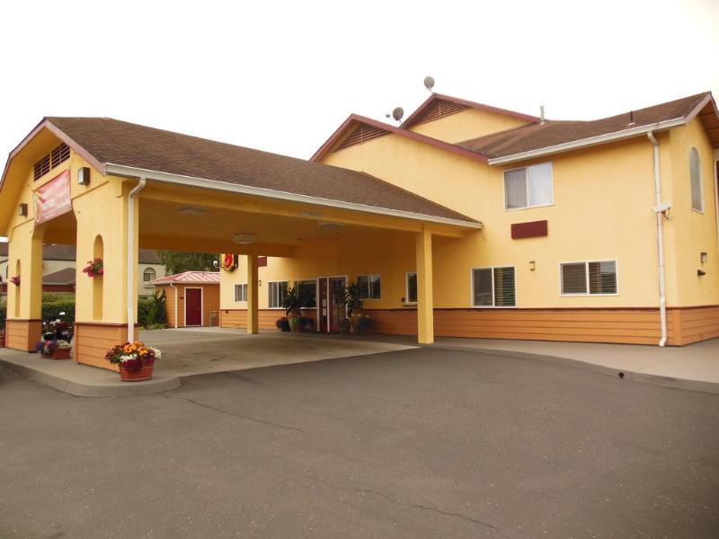 Super 8 By Wyndham Fortuna Exterior photo