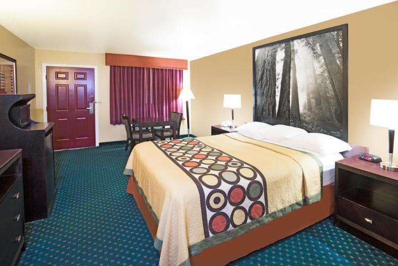 Super 8 By Wyndham Fortuna Exterior photo