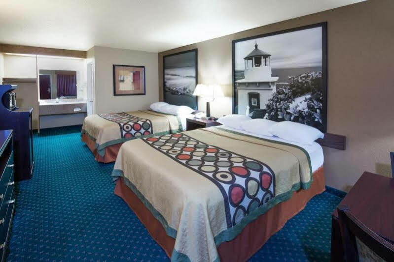 Super 8 By Wyndham Fortuna Exterior photo