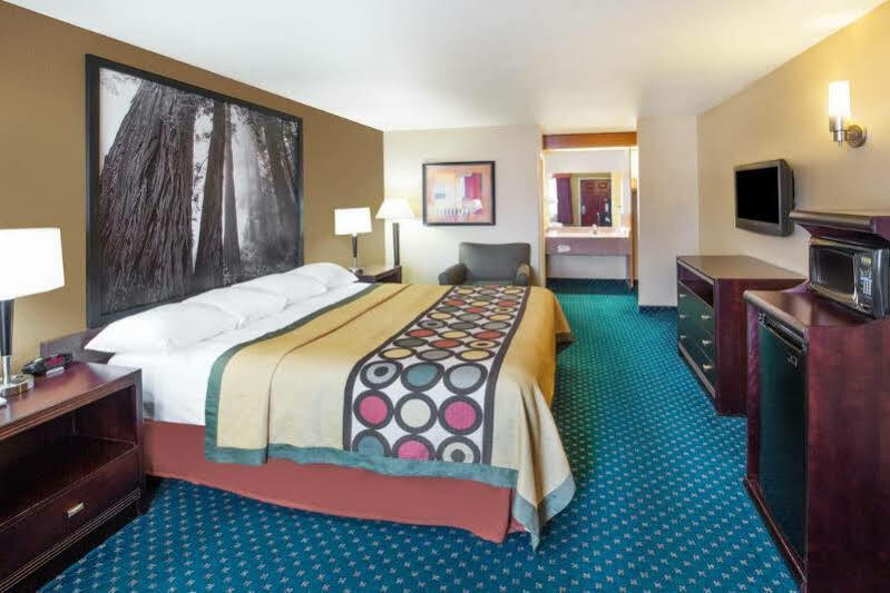 Super 8 By Wyndham Fortuna Exterior photo