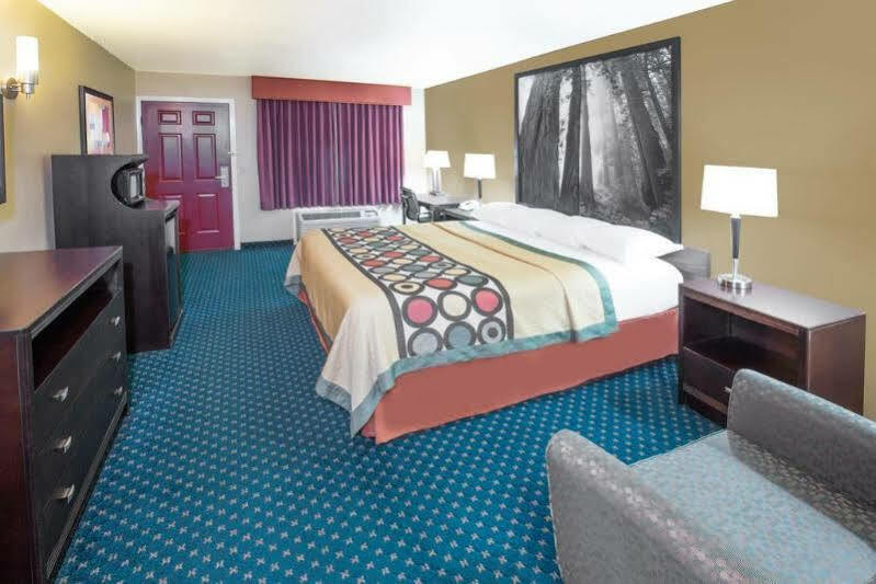 Super 8 By Wyndham Fortuna Exterior photo
